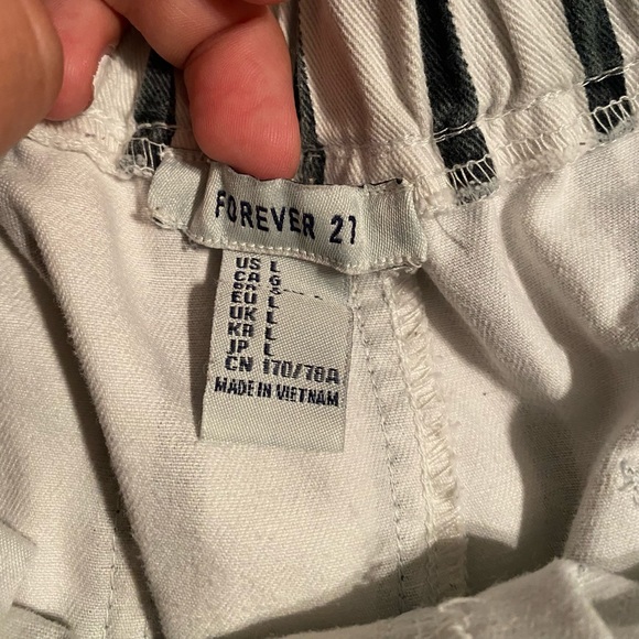 Forever 21 Pinstripe Shorts With Pockets - Picture 3 of 5